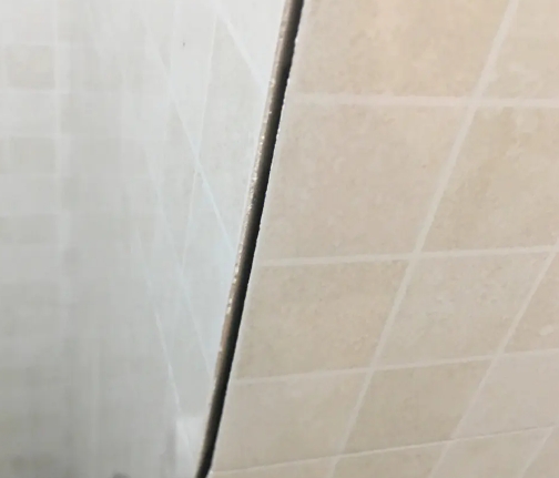 莱山瓷砖空鼓维修公司分享阳台瓷砖脱落的修复过程可以分为以下几个步骤