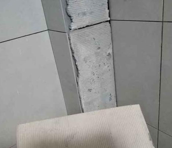 莱山瓷砖空鼓维修公司分享下厨房瓷砖脱落的补救措施。